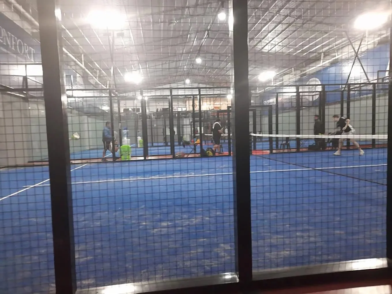 Partido en las canchas techadas