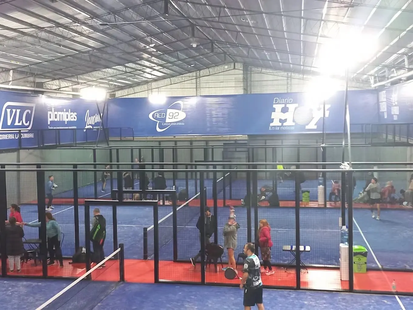 Jugadores en las canchas del club